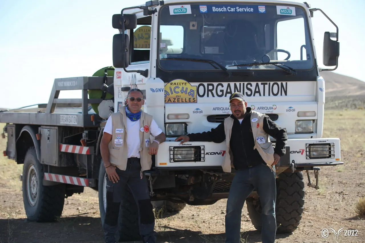 Equipe mecanique assistance desert