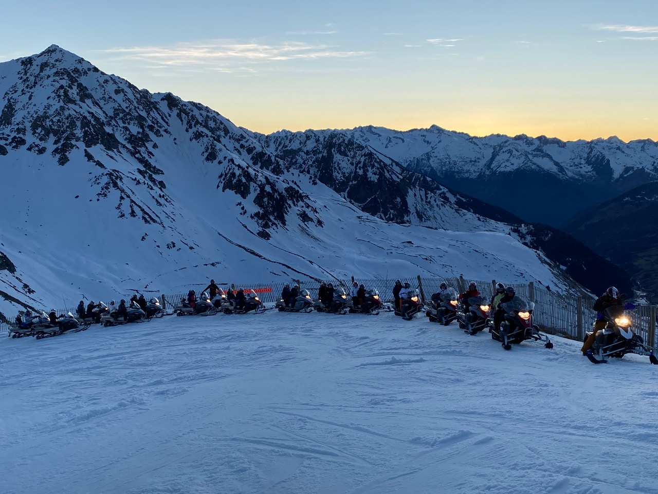motoneige-coucher-soleil-pyrenees.jpeg